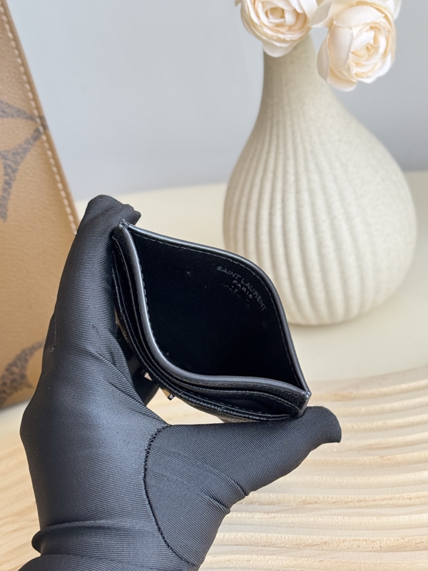 イヴサンローラン財布着用イメージ